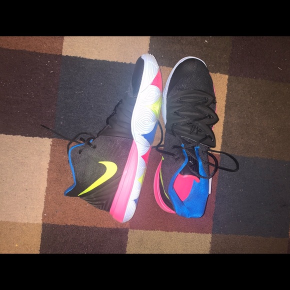 Kyrie 5 basketball shoes - Picture 2 of 3